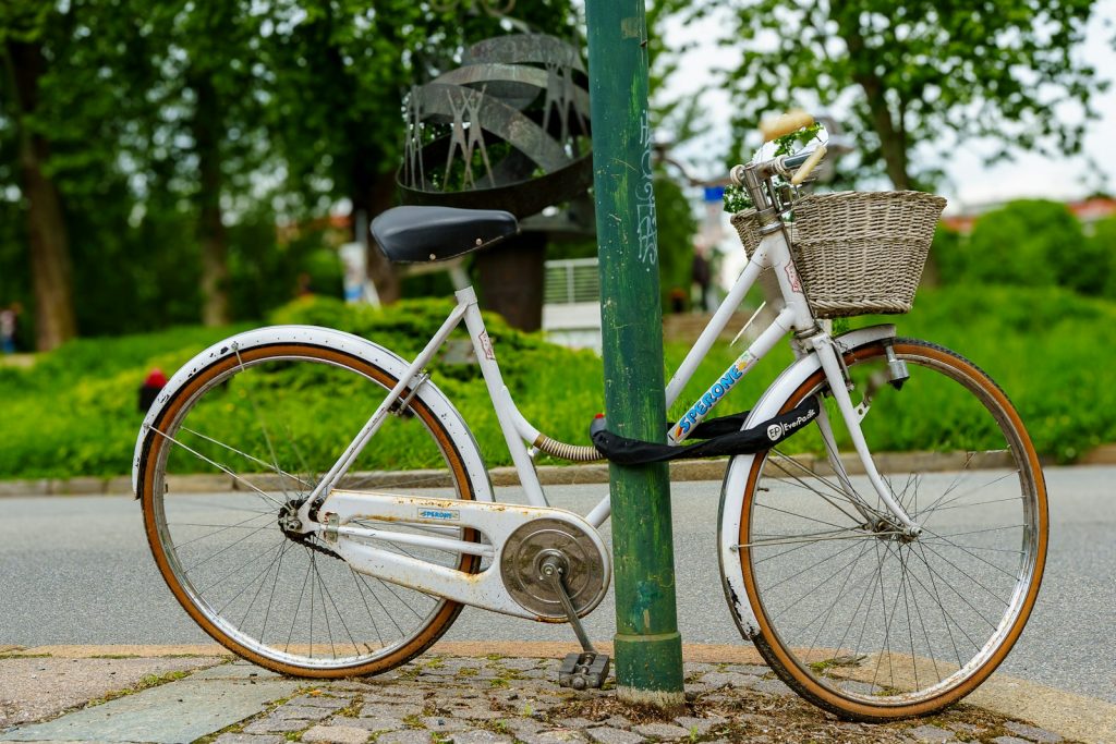 Bike lock: how to choose one and how to lock your bike